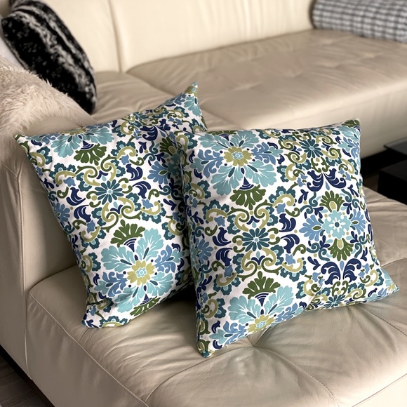Accent pillows - Picture 2 of 3